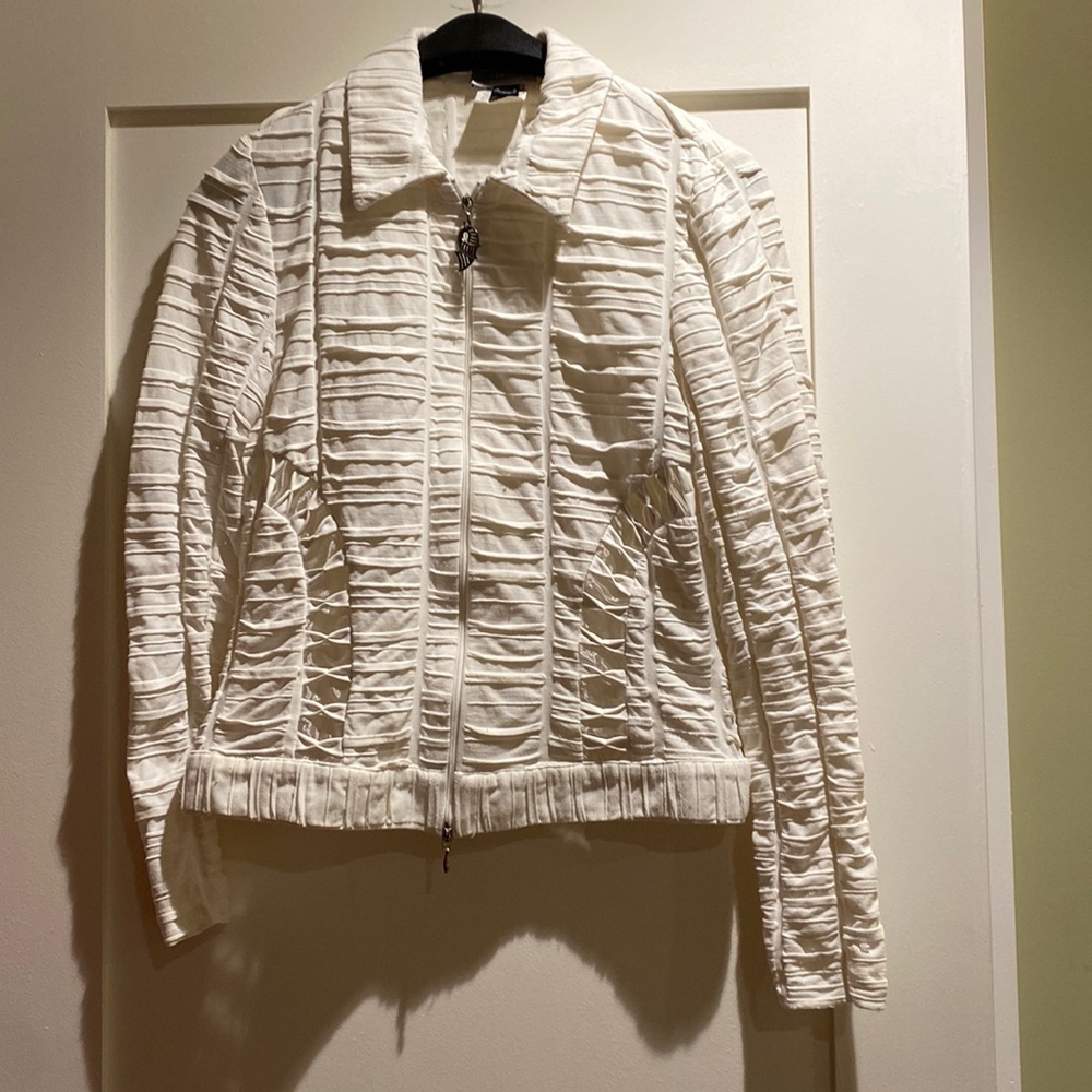 🥳Bellessa white zippered light jacket/top. Size 6